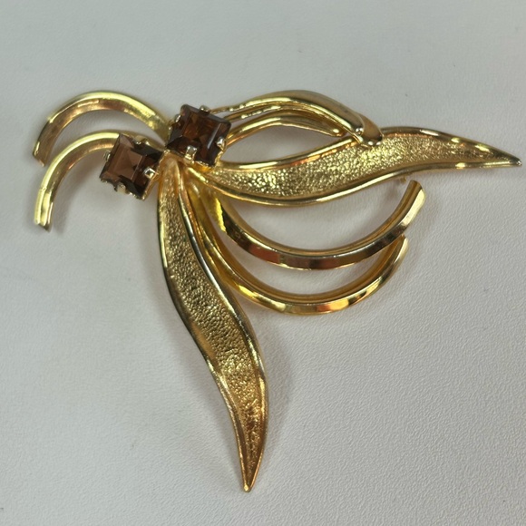 Vintage Gold Tone Abstract Swirl Spray Ribbon Brooch Dark Amber Rhinestones MCM - Picture 2 of 4